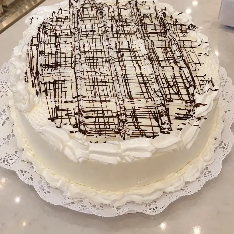 Torta de crema blanca con rejilla de chocolate
