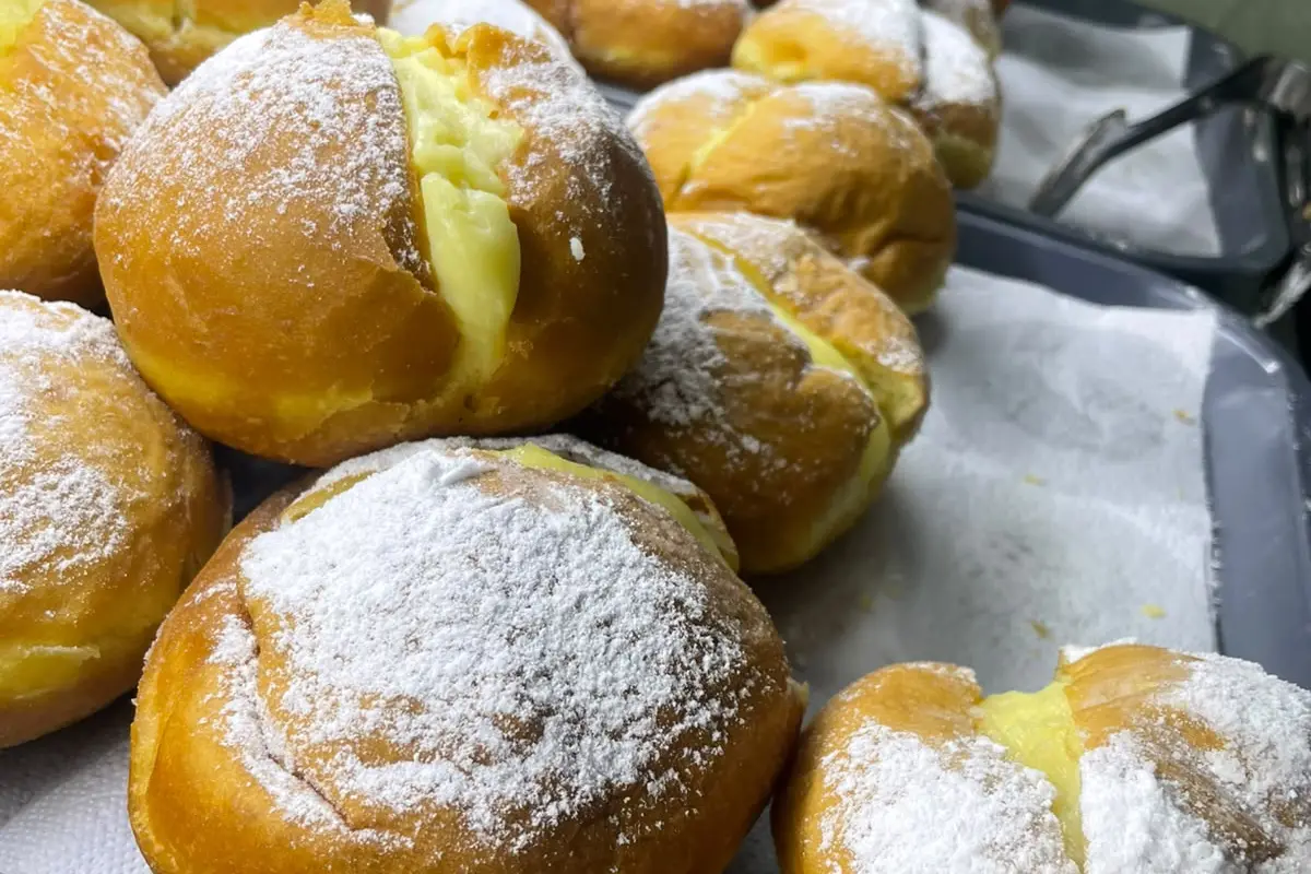 Berlines rellenos con manjar y azúcar flor