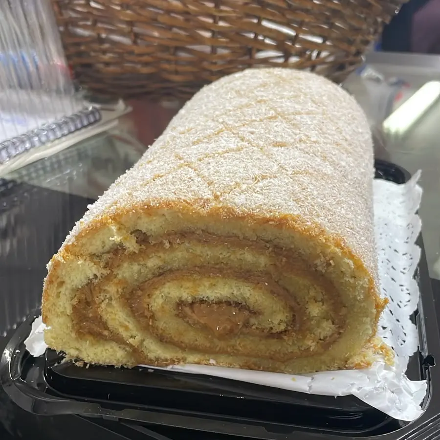 Brazo de reina con manjar y coco